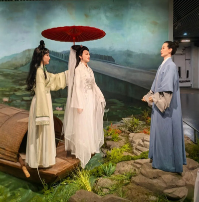 为中国伞博物馆定制的机器人(许仙、白娘子、小青)